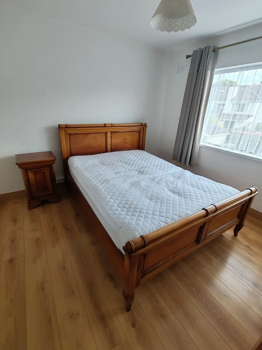 Solid Wood King Size Bed & Matching Side Lockers - Image 1
