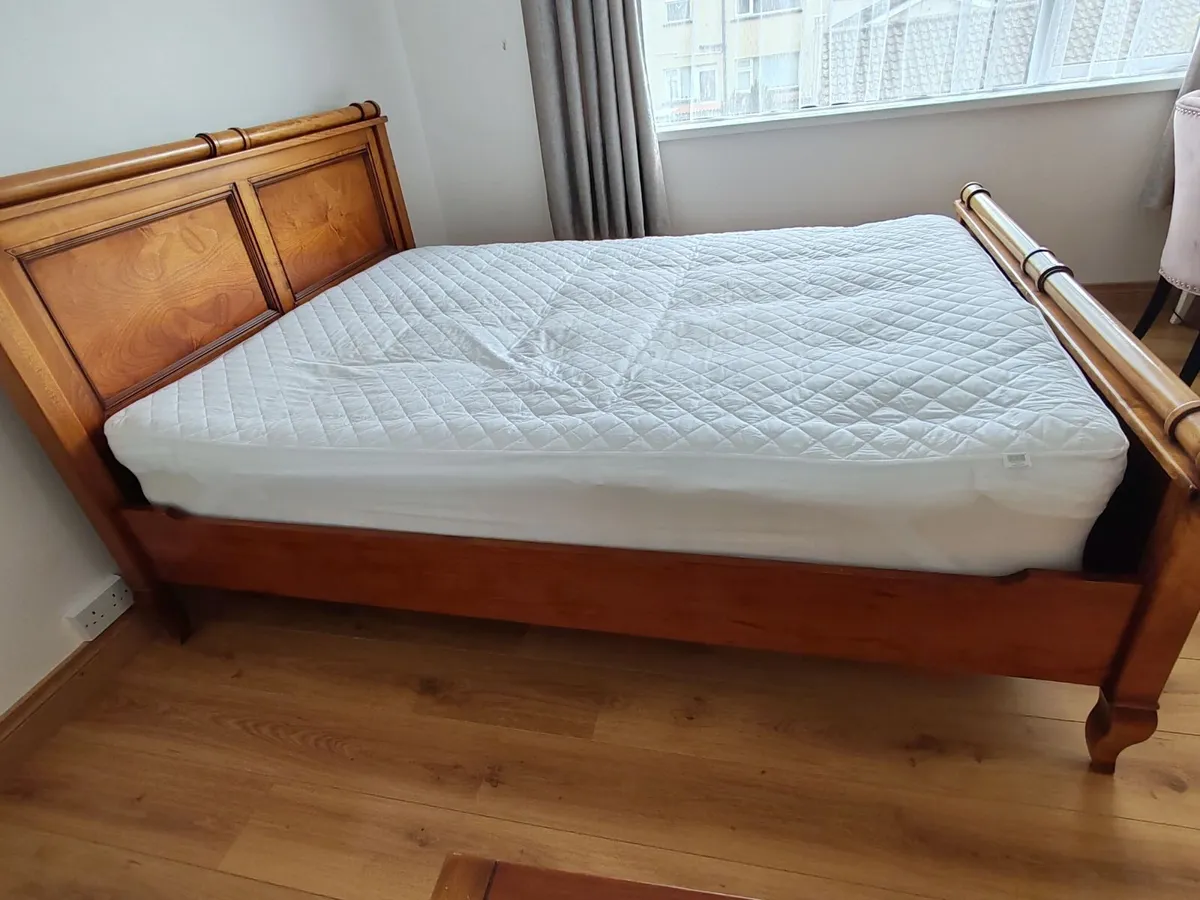 Solid Wood King Size Bed & Matching Side Lockers - Image 2