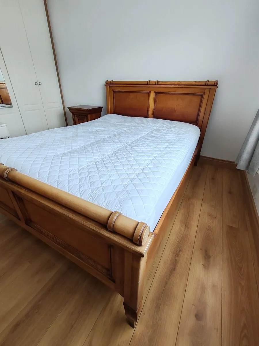 Solid Wood King Size Bed & Matching Side Lockers - Image 3