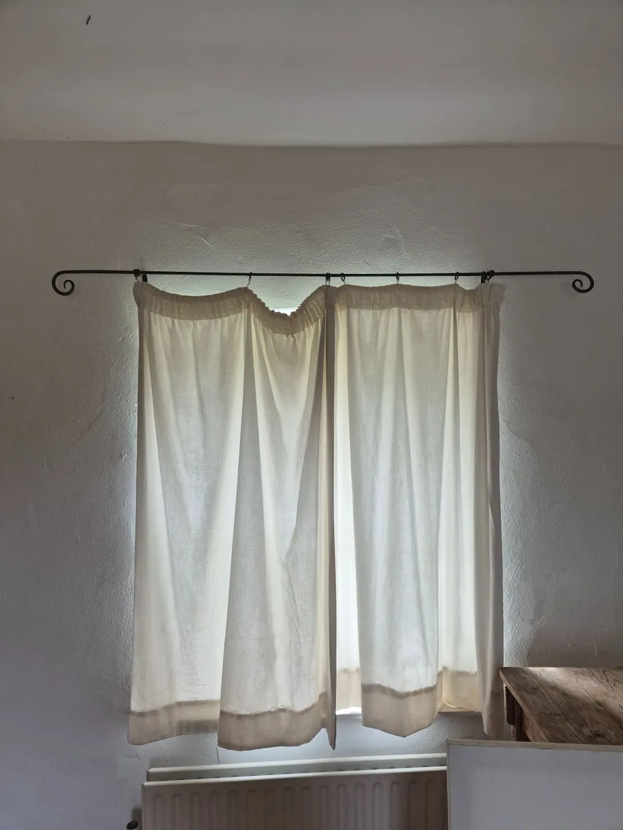 Traditional Handcrafted Wrought Iron Curtain Rail - Image 1