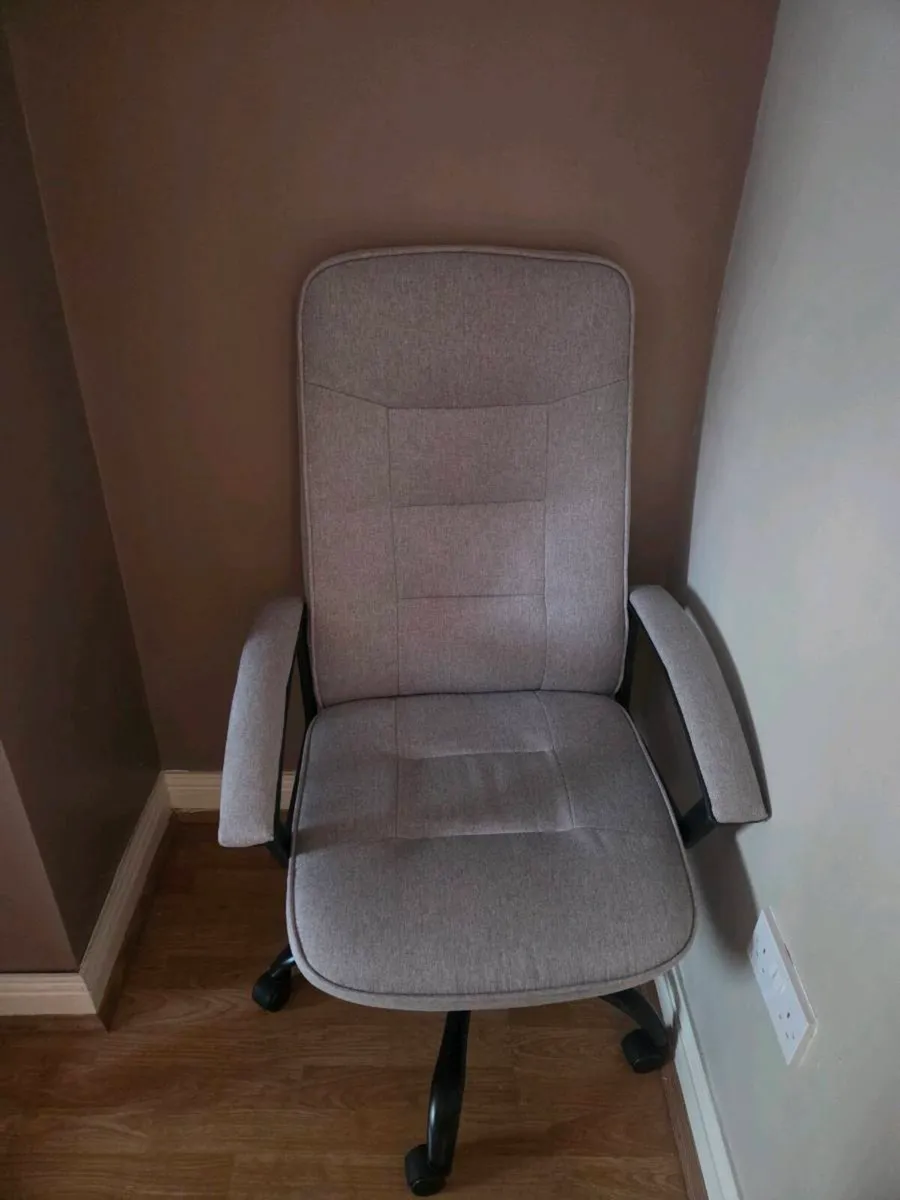 White Desk & Grey Office Chair – Perfect Condition - Image 4