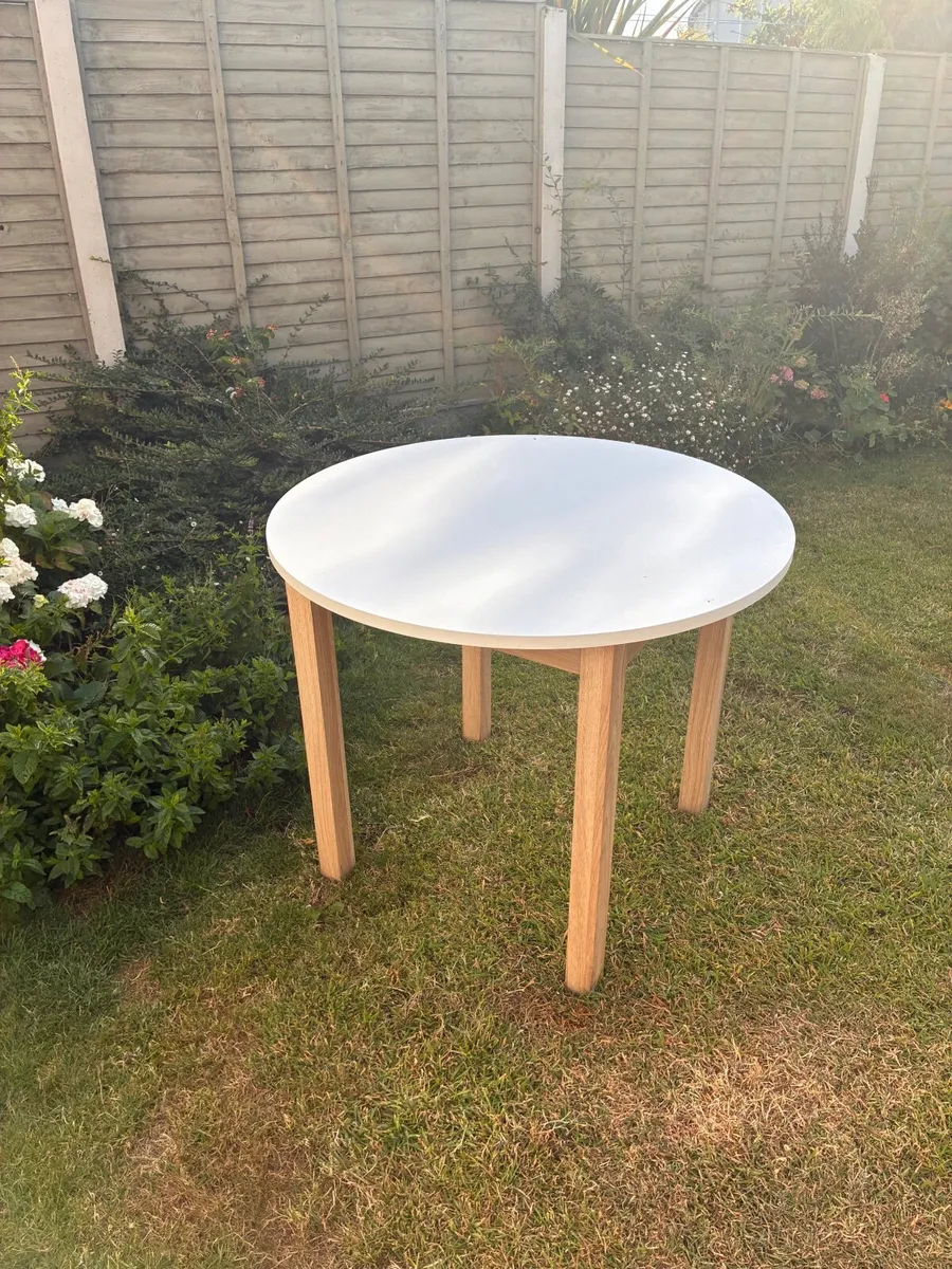 Round table and four chairs - Image 1