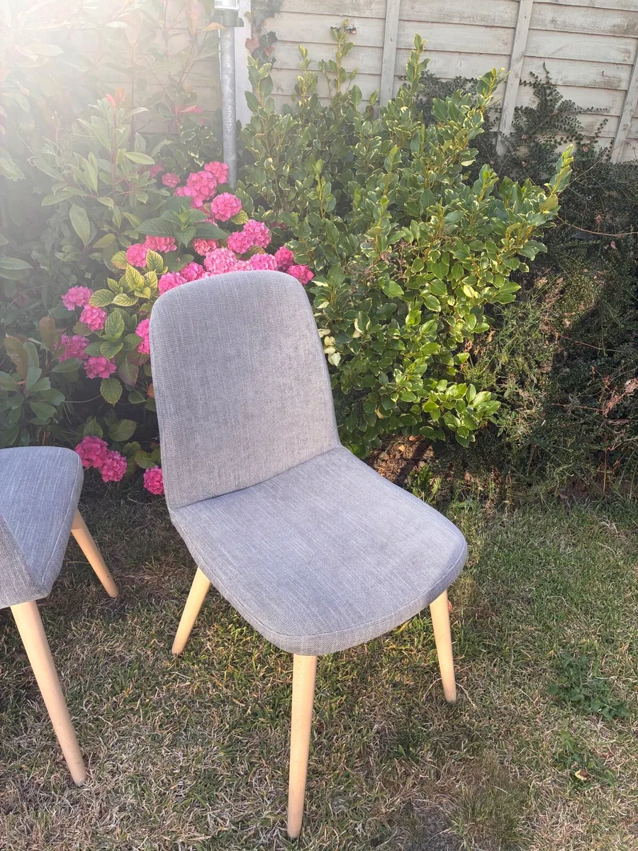 Round table and four chairs - Image 2