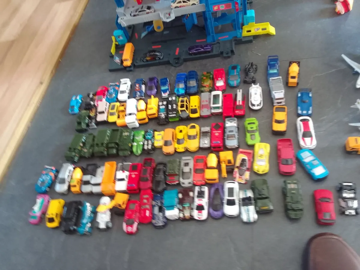 120 toy  car and hot wheel garage for sale - Image 2