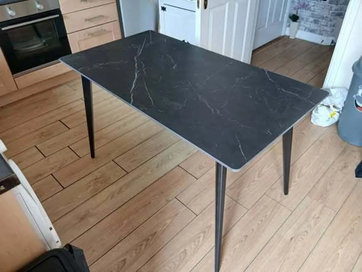 Kitchen table - Image 1