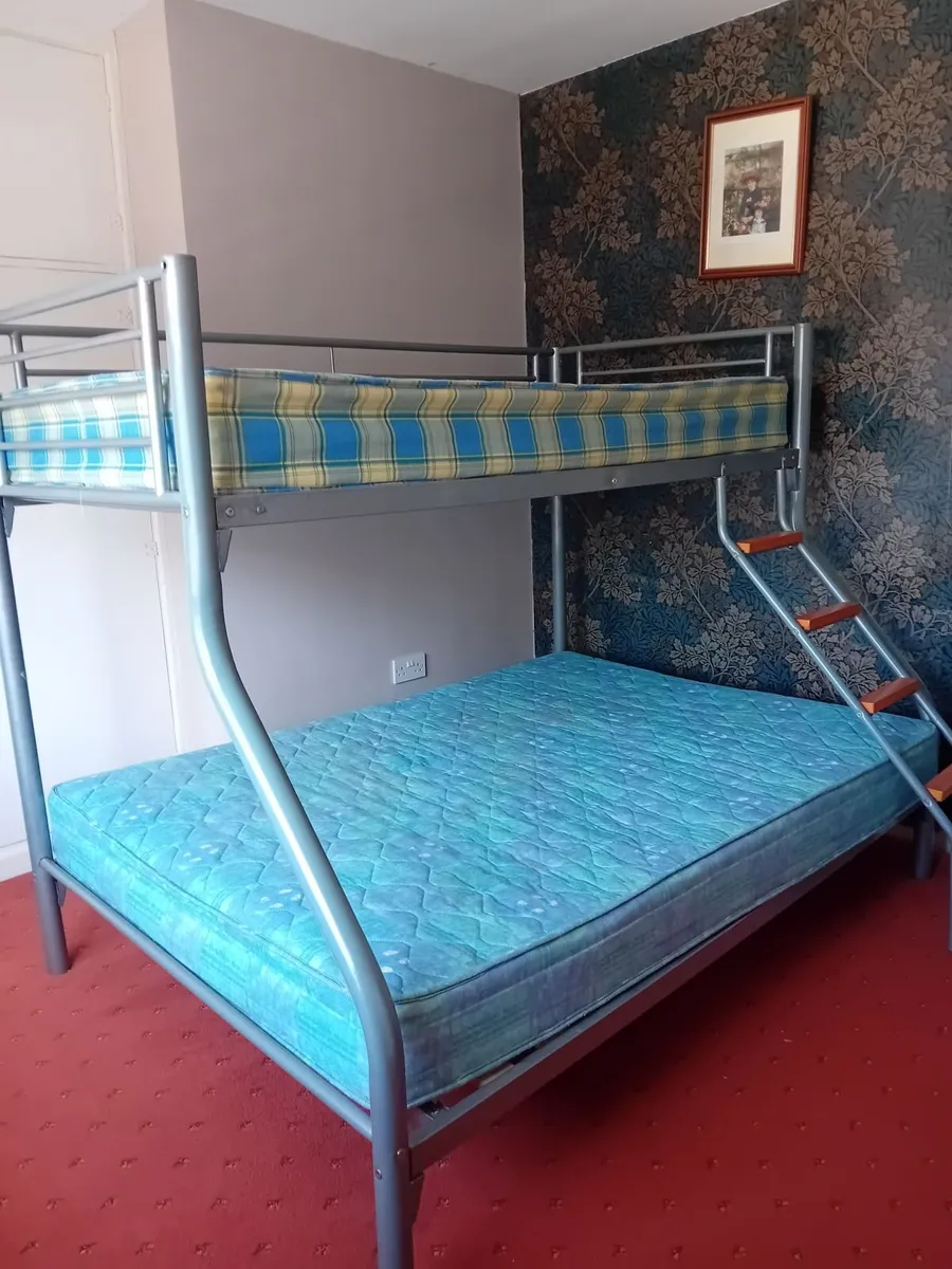 Triple bunk bed