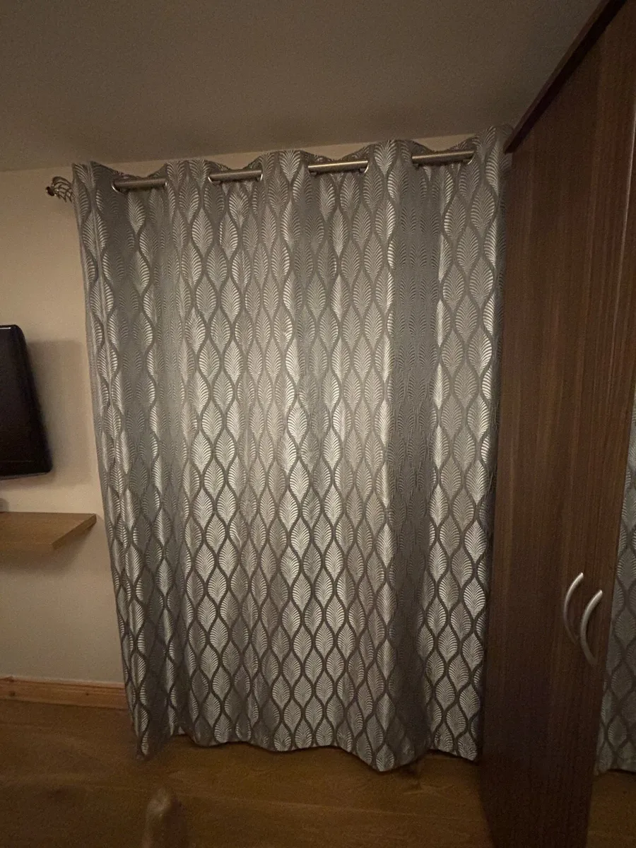 Curtain - Image 1
