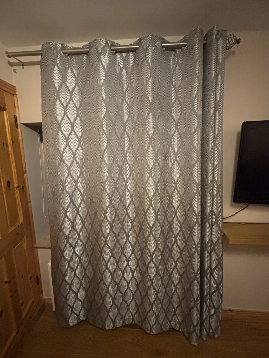 Curtain - Image 2
