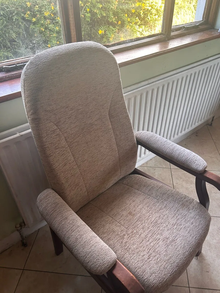 2 arm chairs and two seater - Image 1