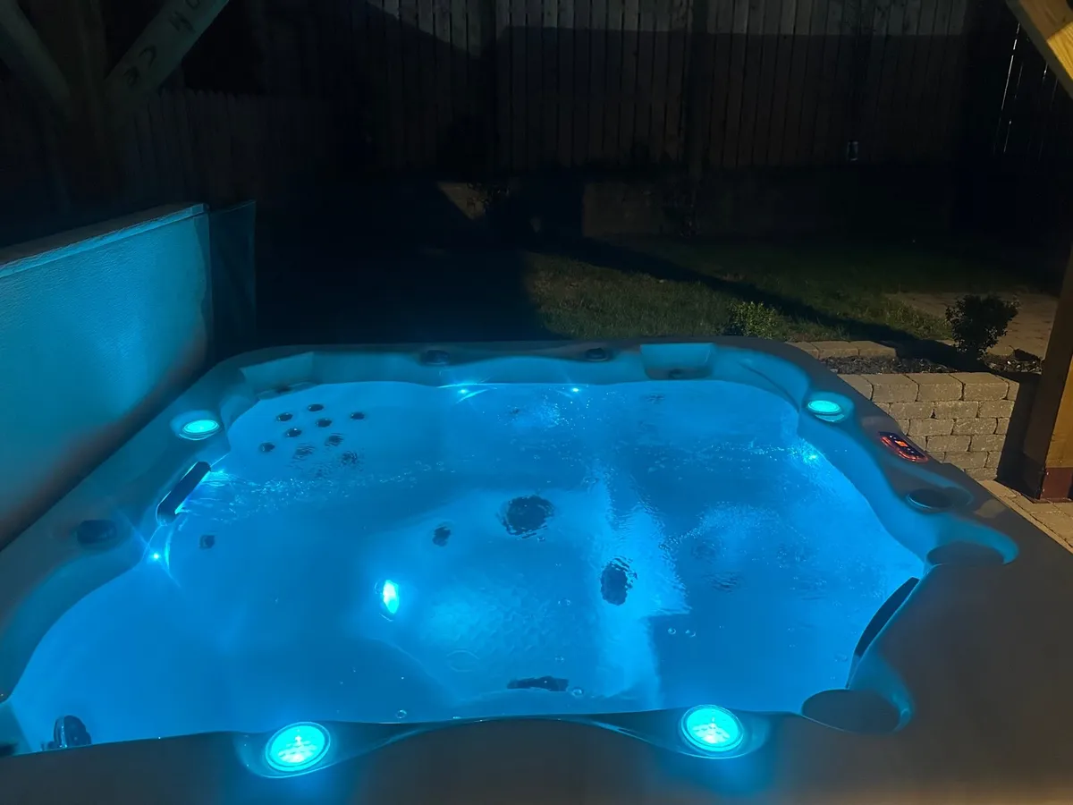 Hot Tub with Premium Gecko Electronics. - Image 1