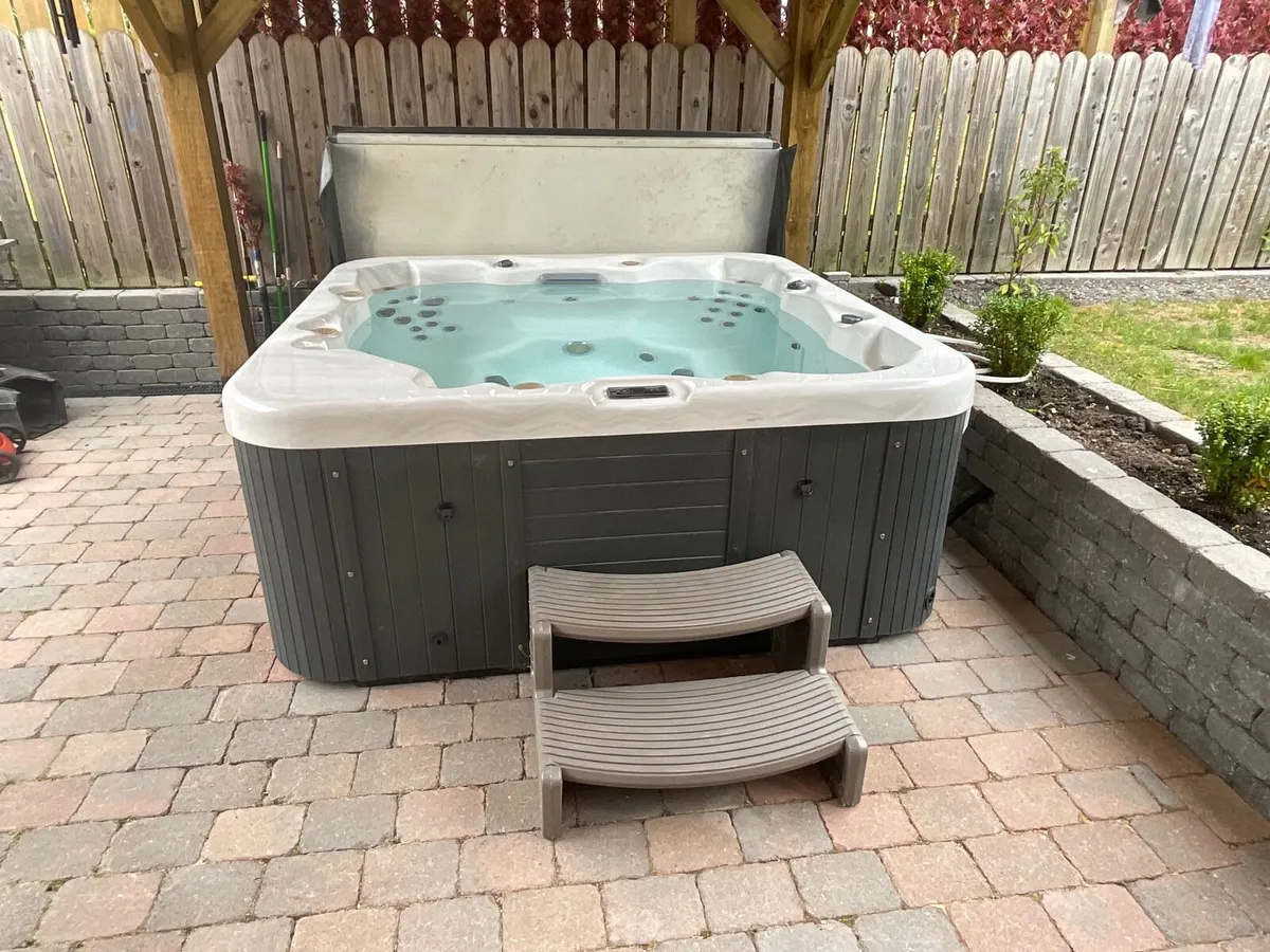 Hot Tub with Premium Gecko Electronics. - Image 4