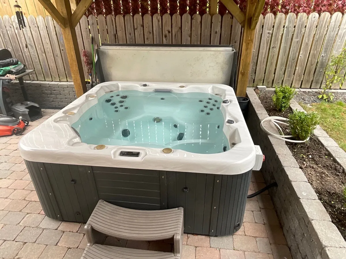 Hot Tub with Premium Gecko Electronics. - Image 3