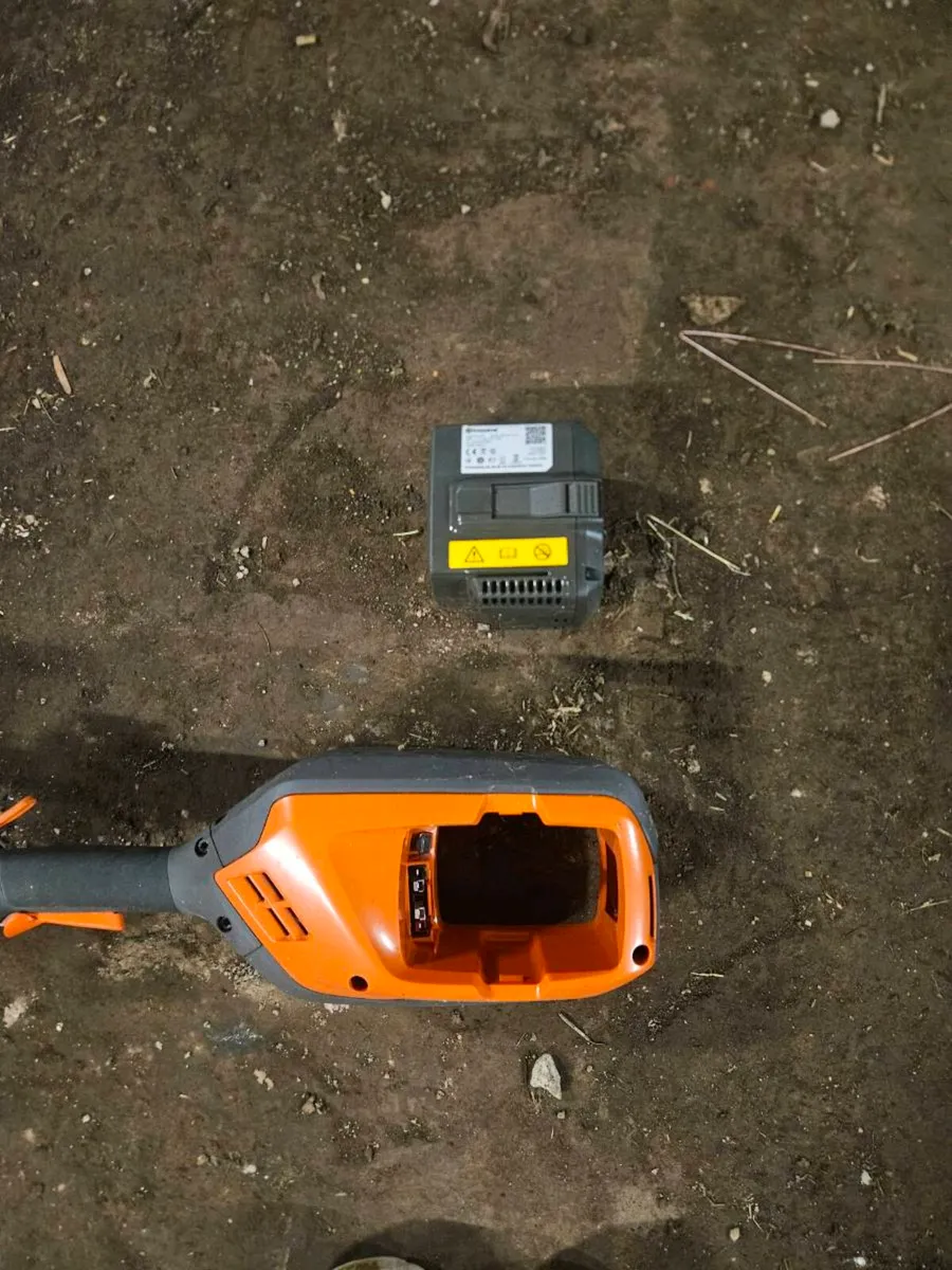 Husqvarna 325iLK Battery Strimmer - Image 4