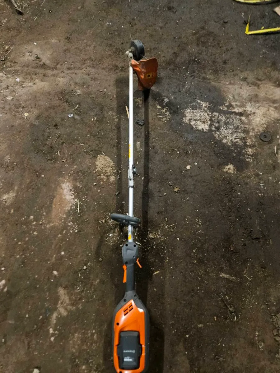 Husqvarna 325iLK Battery Strimmer - Image 1