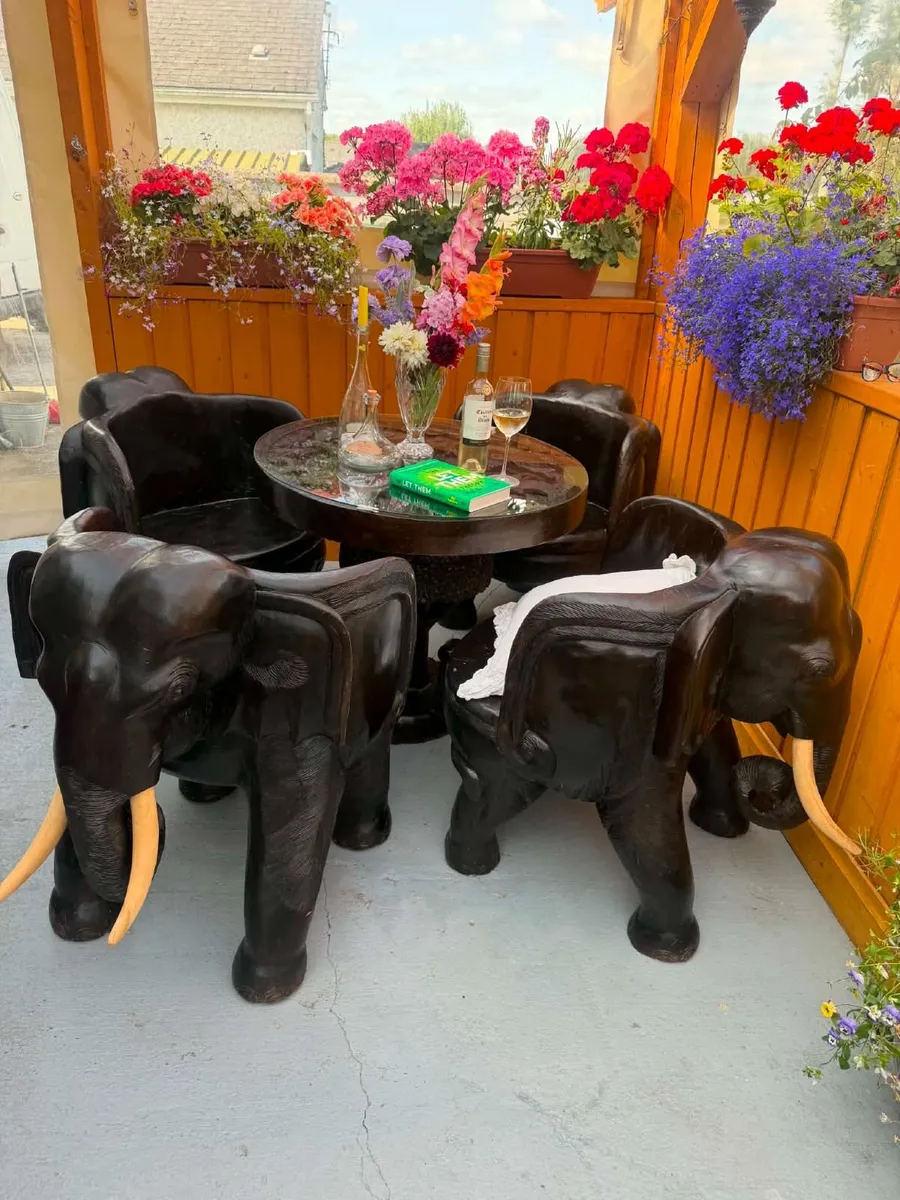 Exceptional hand carved dining set - Image 1