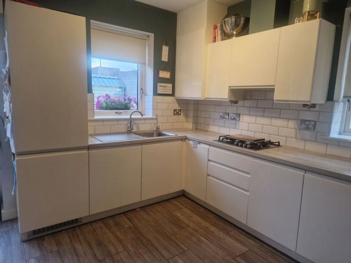 white kitchen - Image 3