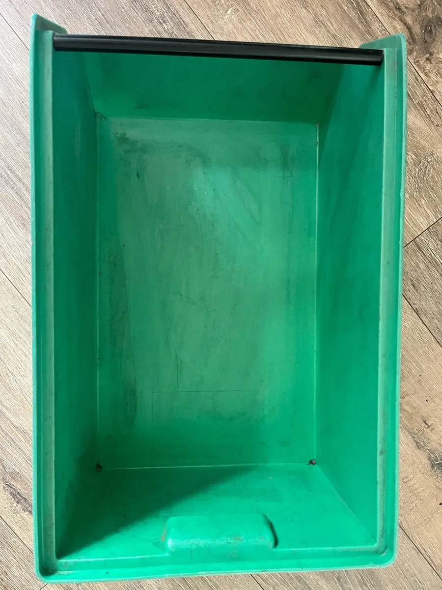 5 hard plastic boxes - Image 3