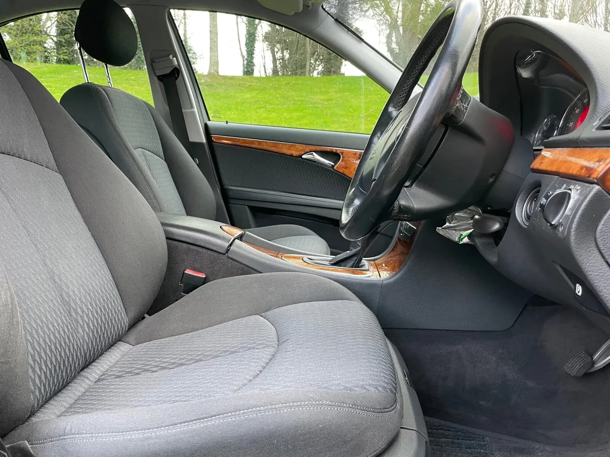 Mercedes-Benz E-Class 2004, 4 dr saloon - Image 4