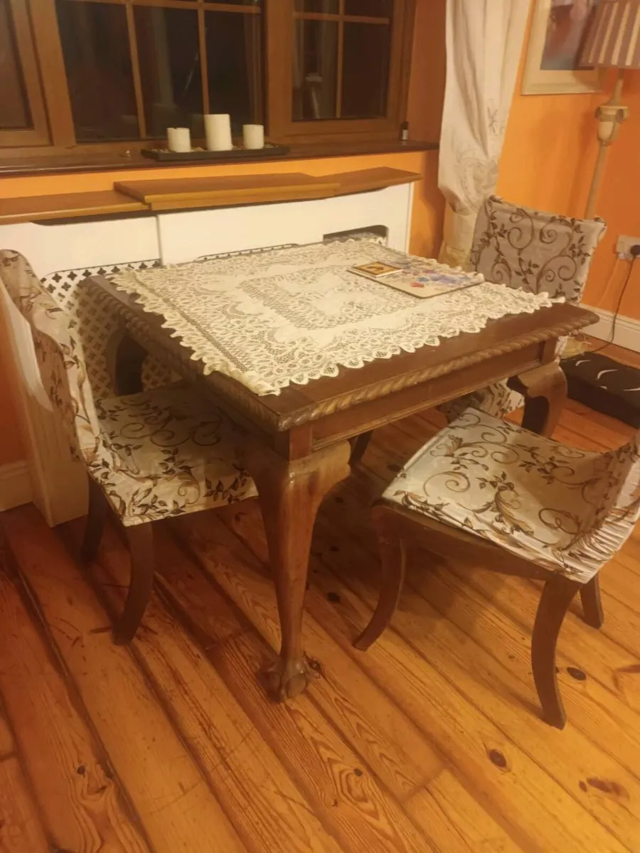 Table and chairs - Image 1