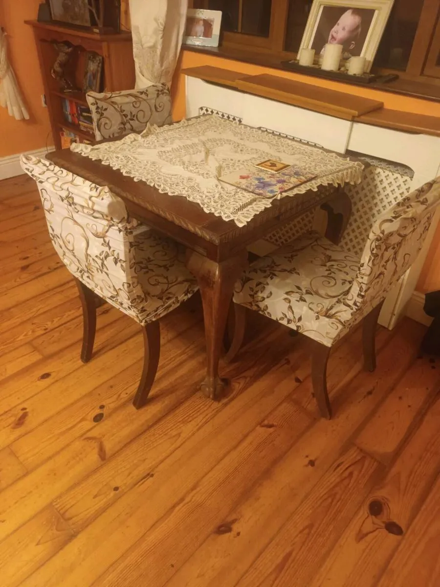 Table and chairs - Image 2