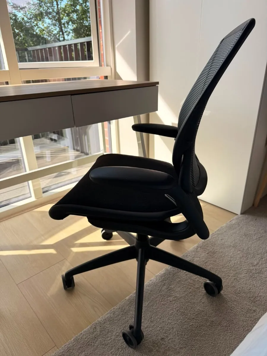 Desk + ergonomic office chair - Image 2
