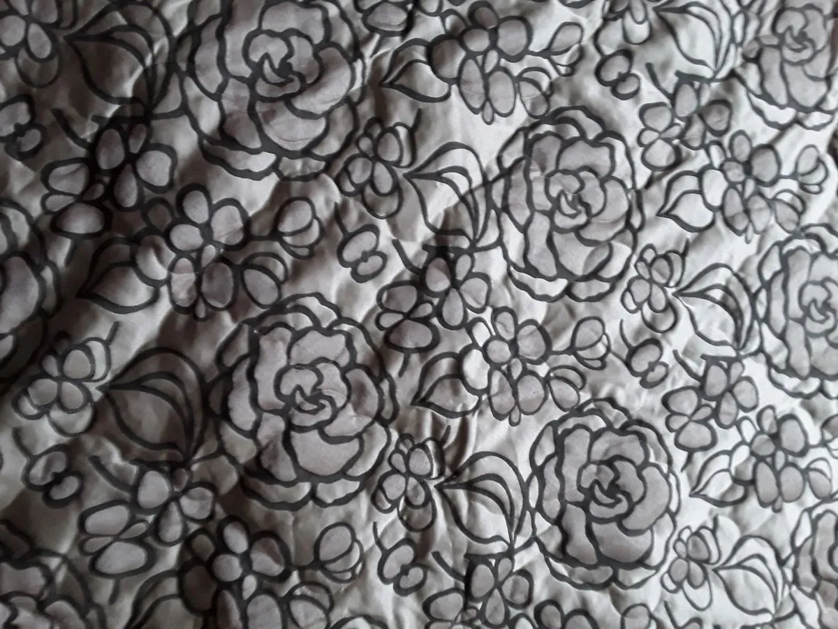 New condition heavy vintage bedspread - Image 1