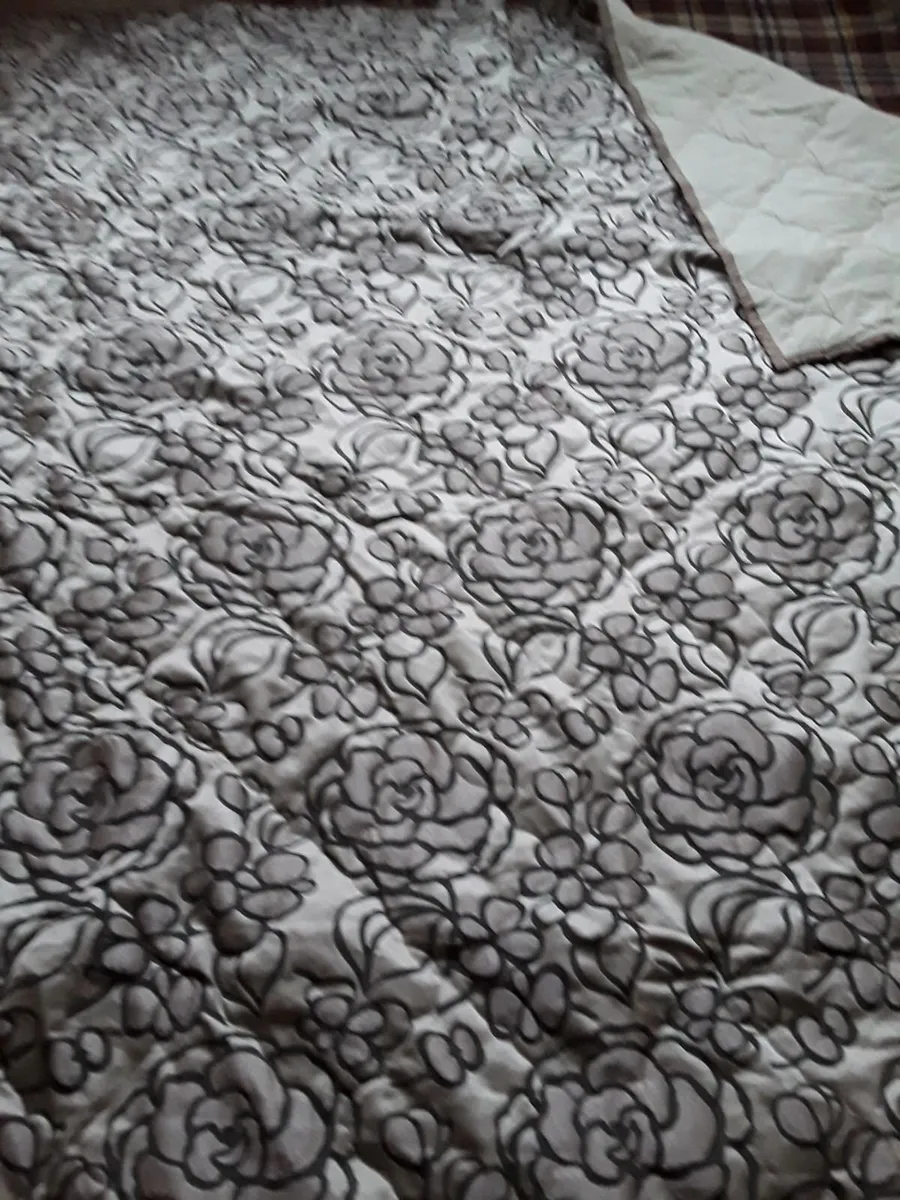 New condition heavy vintage bedspread - Image 2