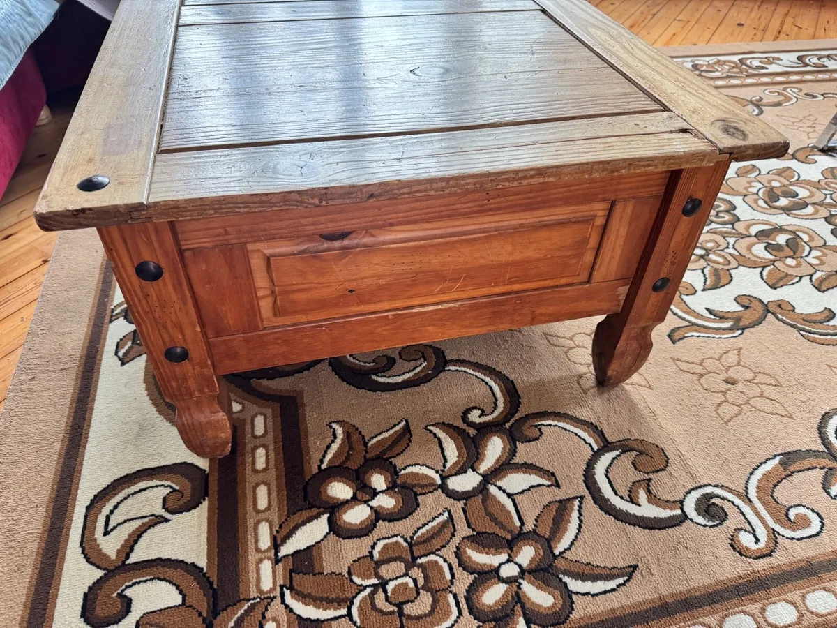 Large pine coffee table - Image 2