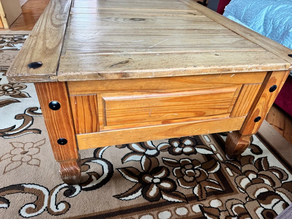 Large pine coffee table - Image 4