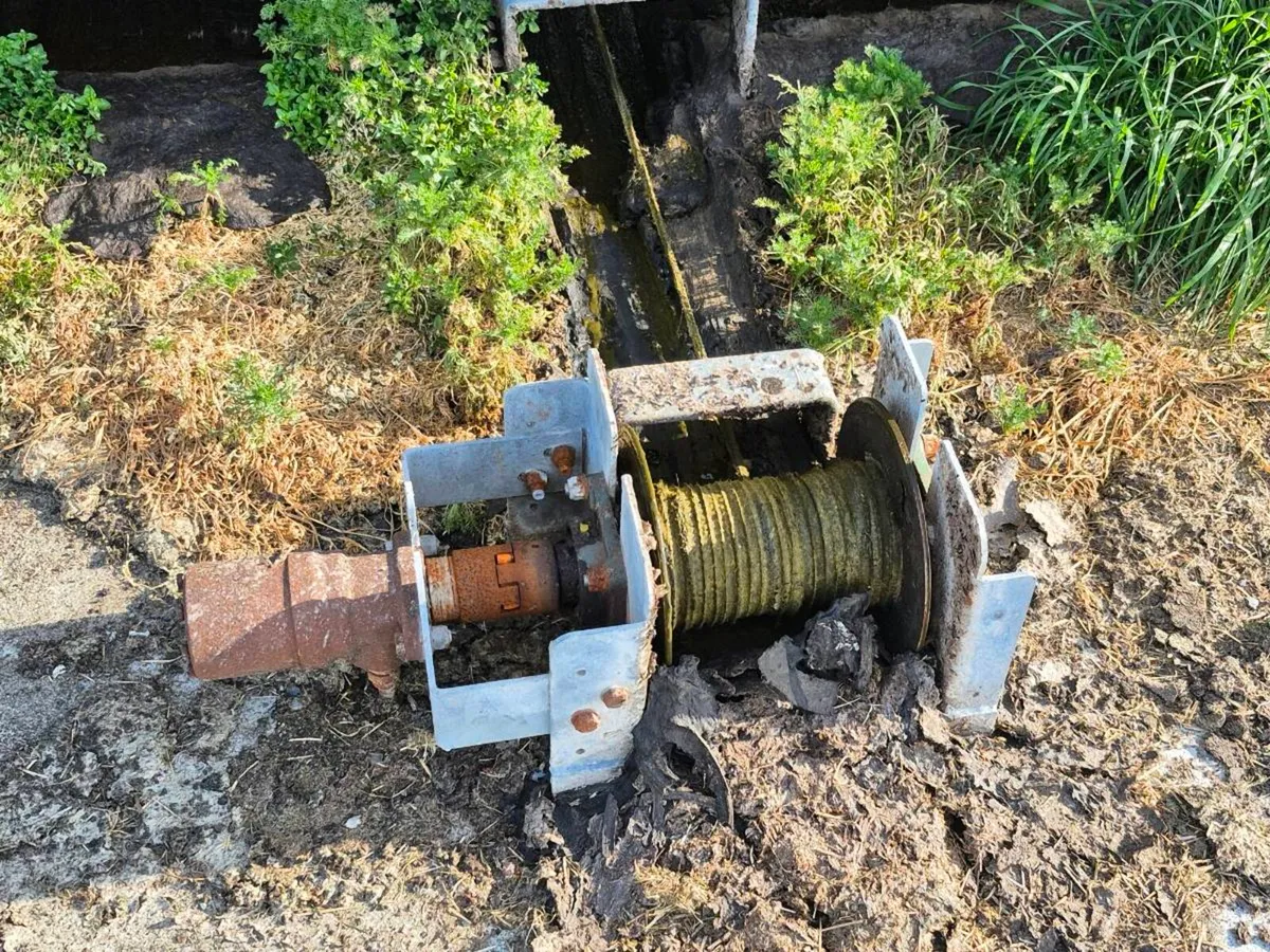 Dairypower hydraulic rope scrapers for sale - Image 4