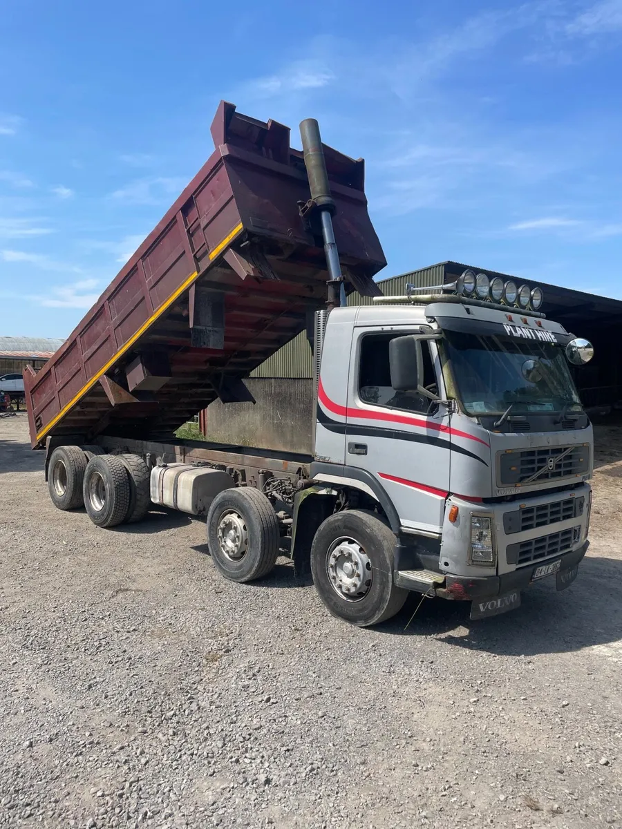 Volvo fm 8x4 tipper 8 wheeler - Image 1