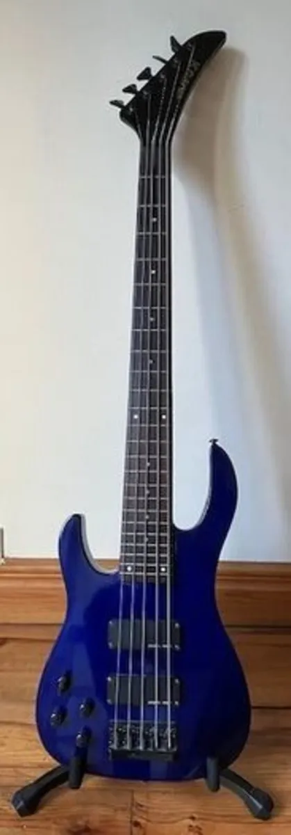 Kramer Baretta Bass + Flight Case + Strings - Image 1