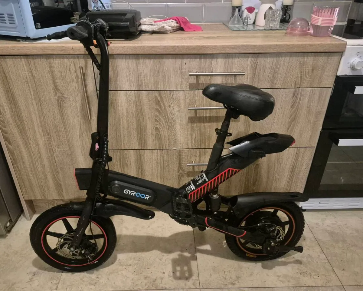 GYROOM COMPACT FOLDING E-BIKE. BLACK WITH RED ACCE - Image 2