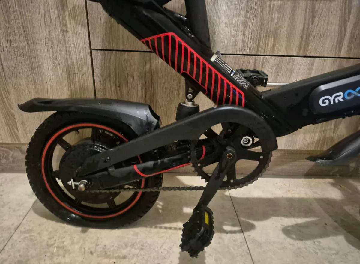 GYROOM COMPACT FOLDING E-BIKE. BLACK WITH RED ACCE - Image 3