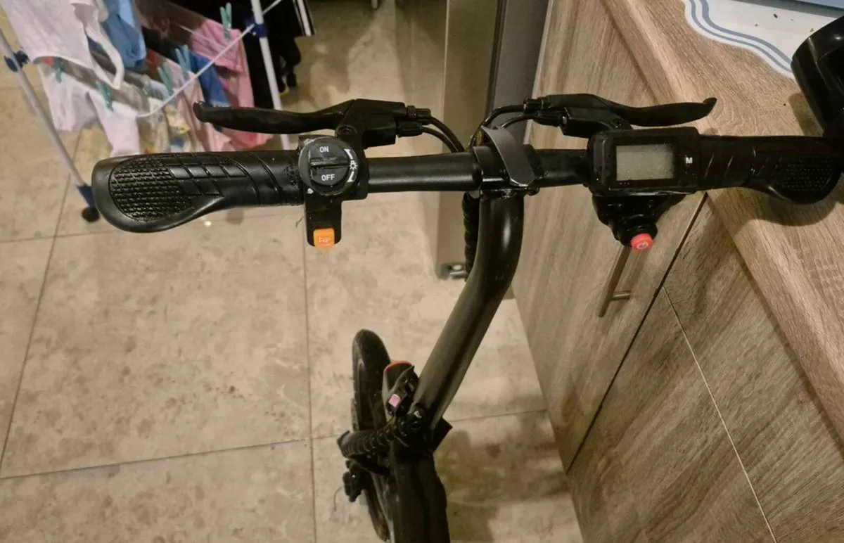 GYROOM COMPACT FOLDING E-BIKE. BLACK WITH RED ACCE - Image 4