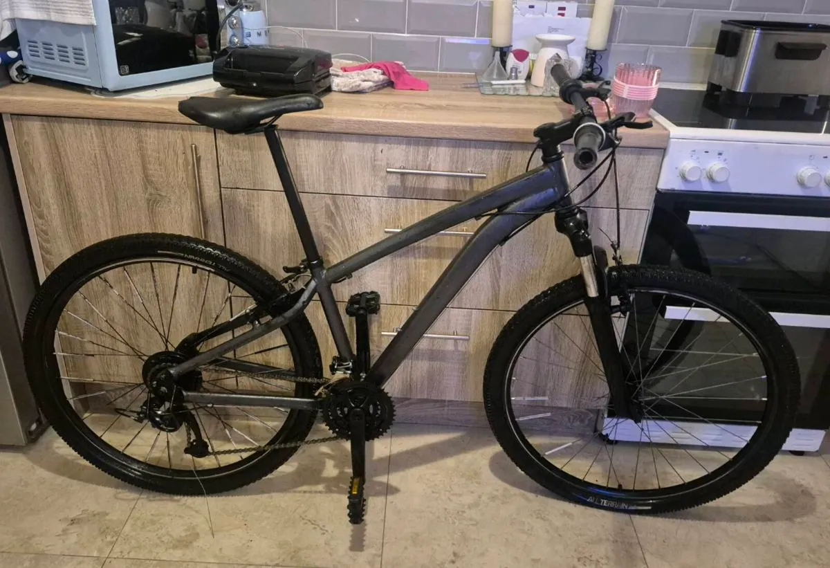 ADULTS BIKE 20" INCH FRAME/ WHEELS 29 INCH IN GOOD - Image 3