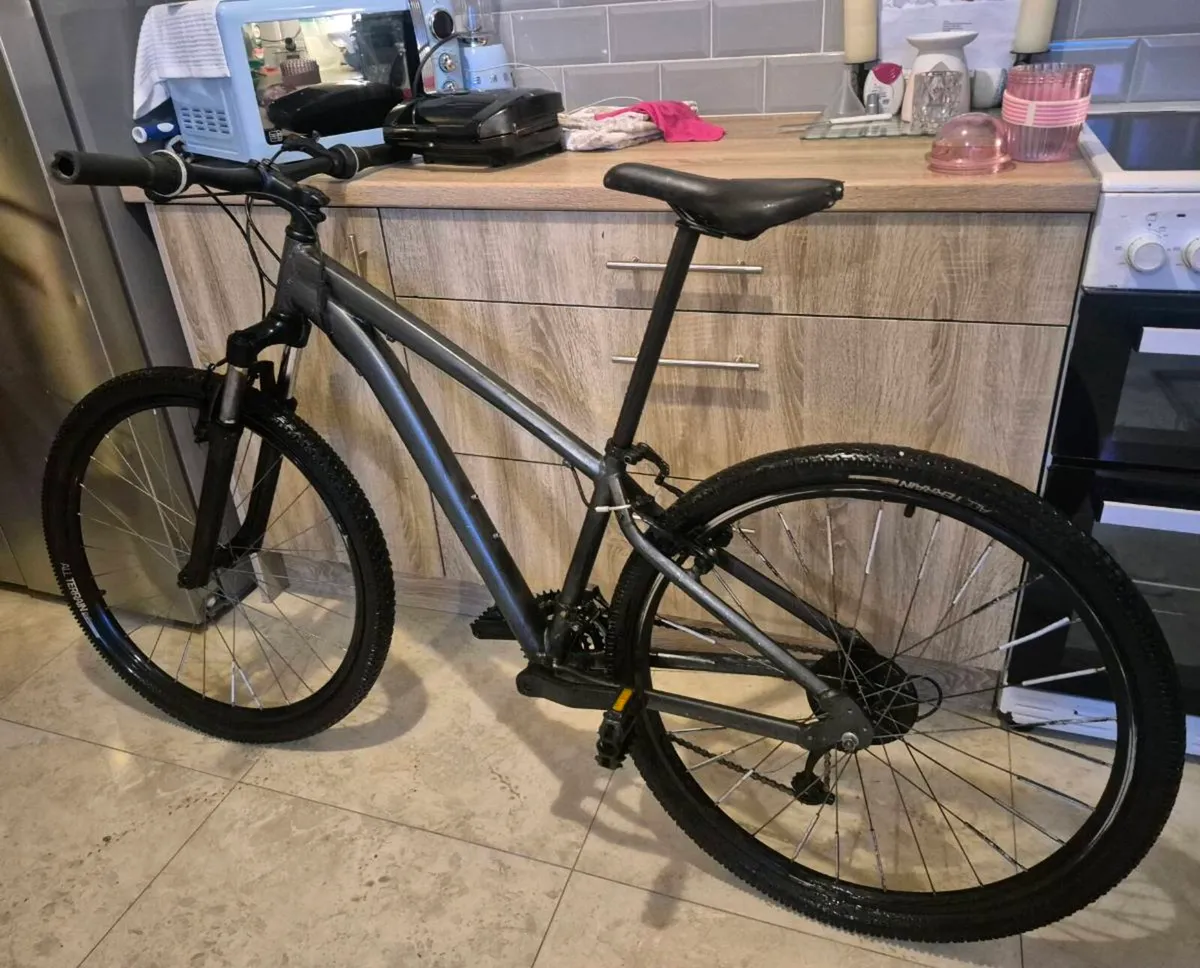 ADULTS BIKE 20" INCH FRAME/ WHEELS 29 INCH IN GOOD - Image 2