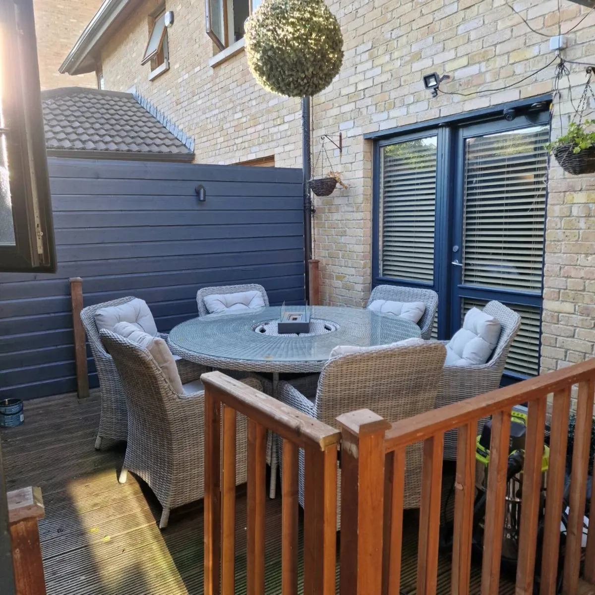 Outdoor table and chairs - Image 4
