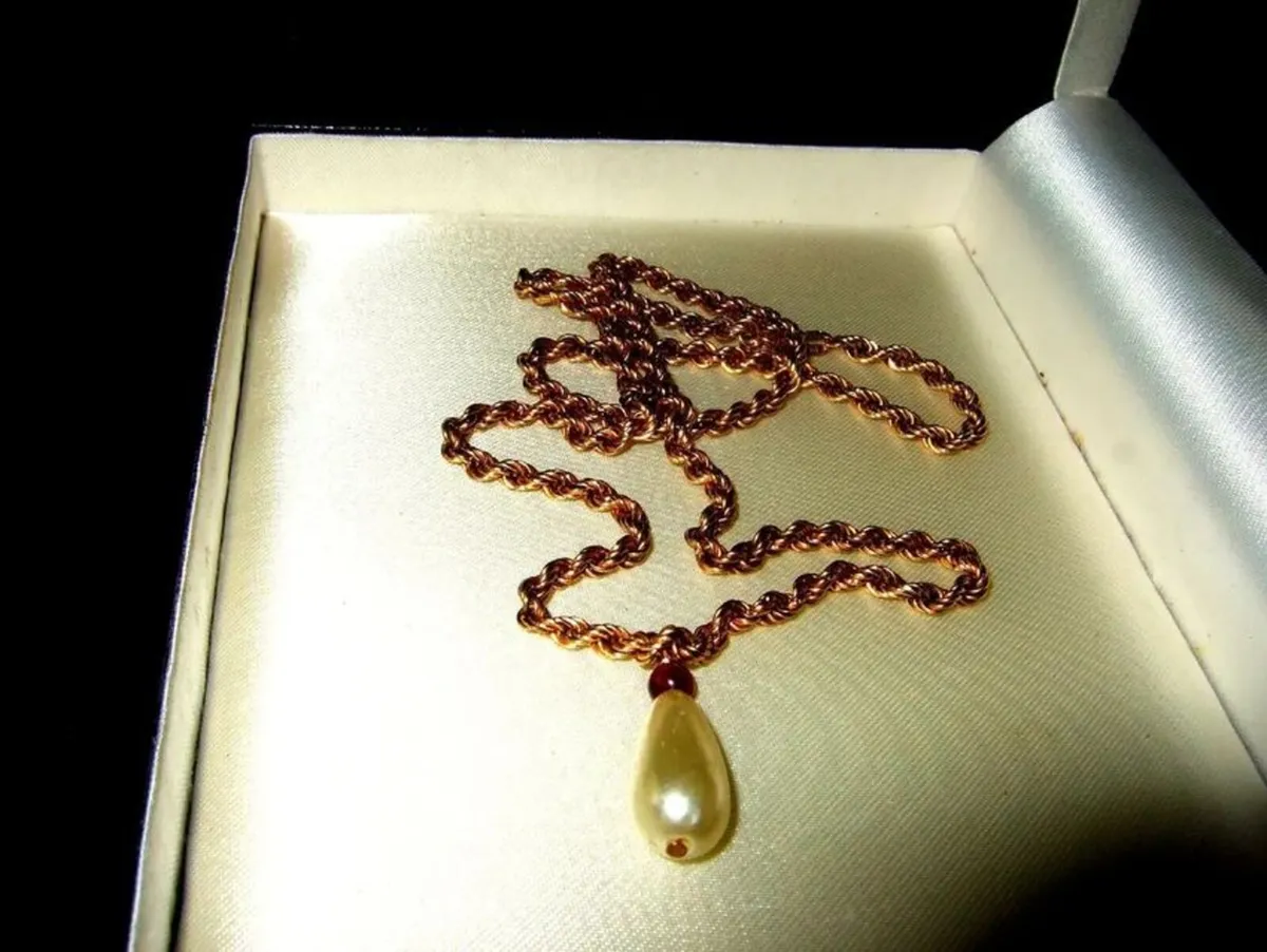 Vintage Hallmarked 'Rope' Chain & Teardrop Pendant - Image 3