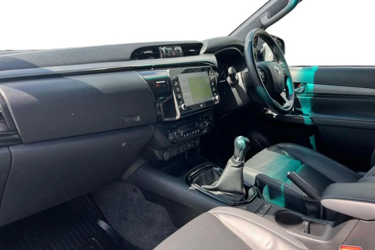 Toyota Hilux INVINCIBLE - Image 3