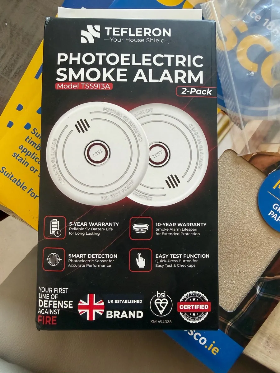 Pack of 2 battery operated smoke detectors
