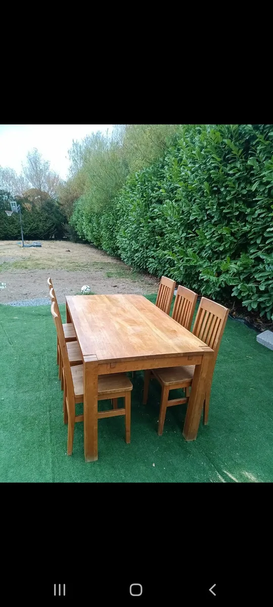 Table and chairs - Image 1