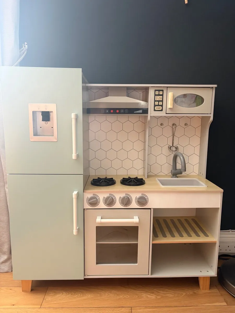 Kids Play Kitchen - Image 1