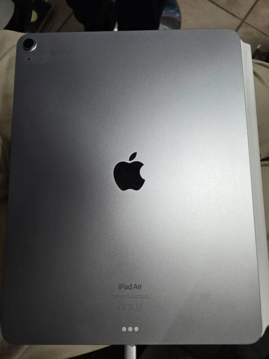 Apple iPad Air 13-Inch M2 like new  Shop warranty - Image 3