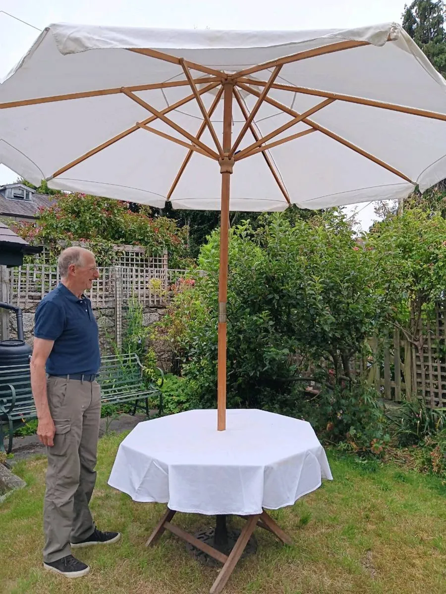 Garden table & umbrella - Image 4