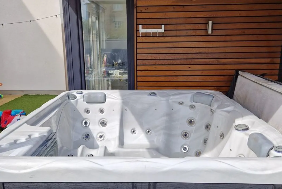 Wellis Pluto 5-Seater Hot Tub - Excellent Condition - EUR4500 - Image 1