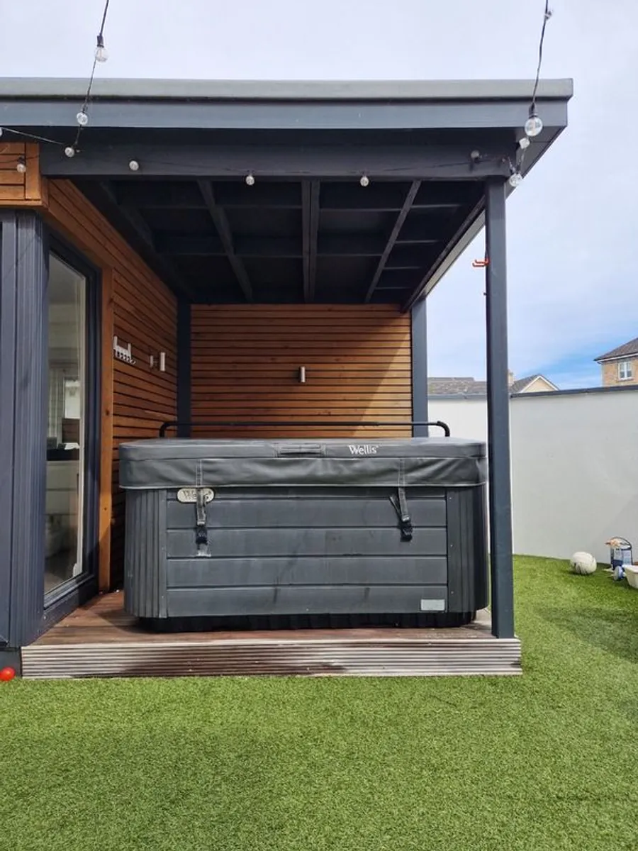 Wellis Pluto 5-Seater Hot Tub - Excellent Condition - EUR4500 - Image 4