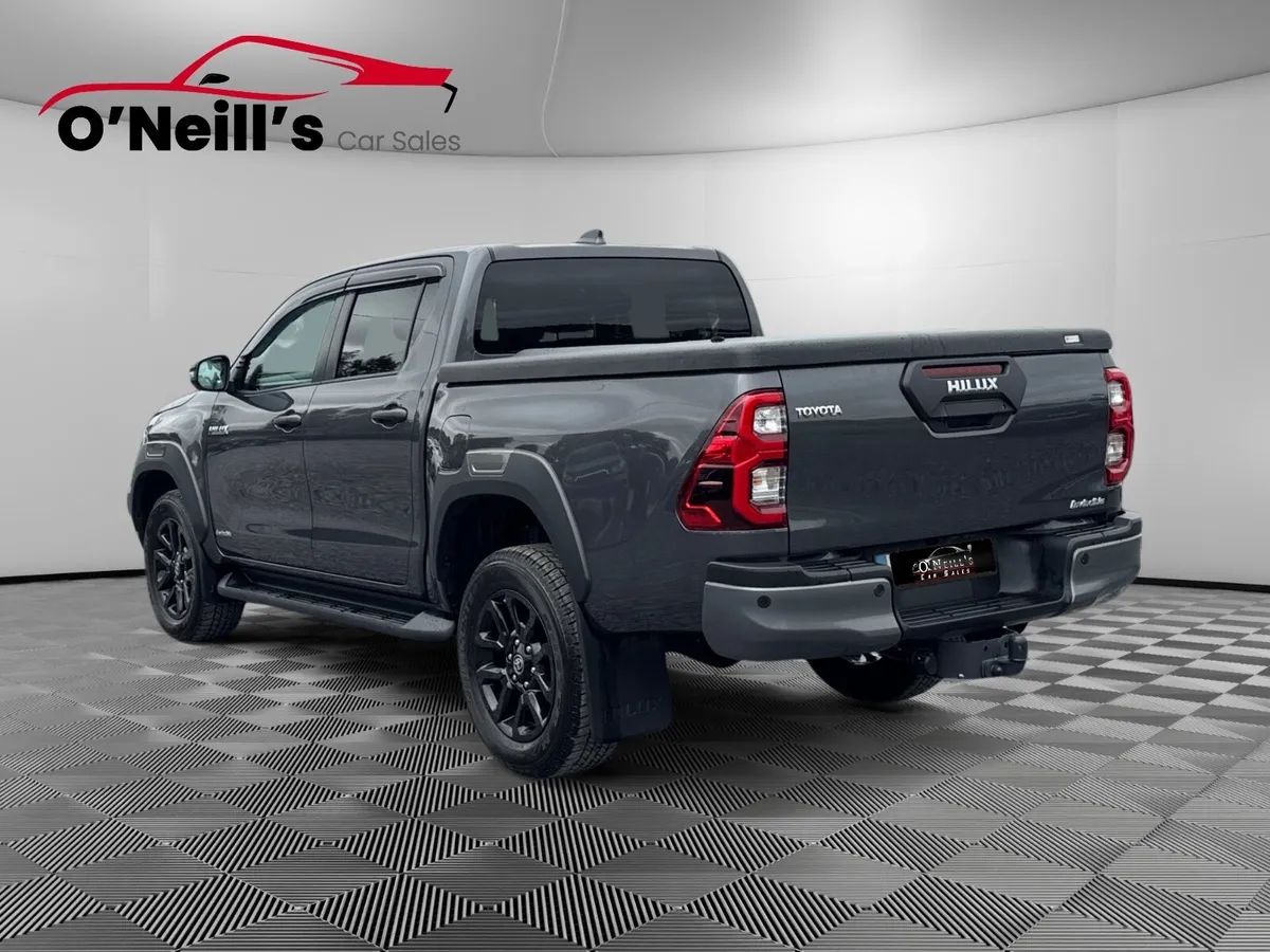 Toyota Hilux 2025 2.8 INVINCIBLE 4DR Auto 252 #412 - Image 3