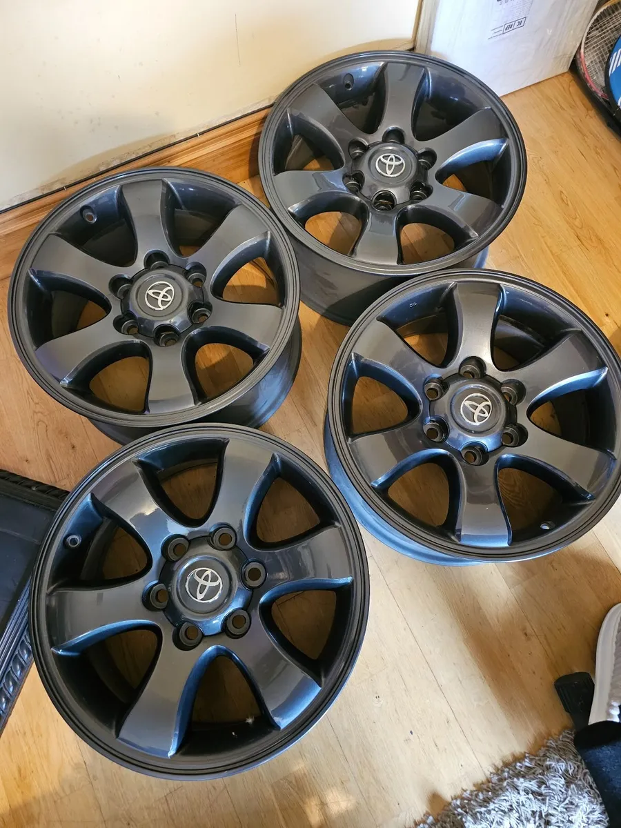 Landcruiser alloys 17 " with center caps - Image 1