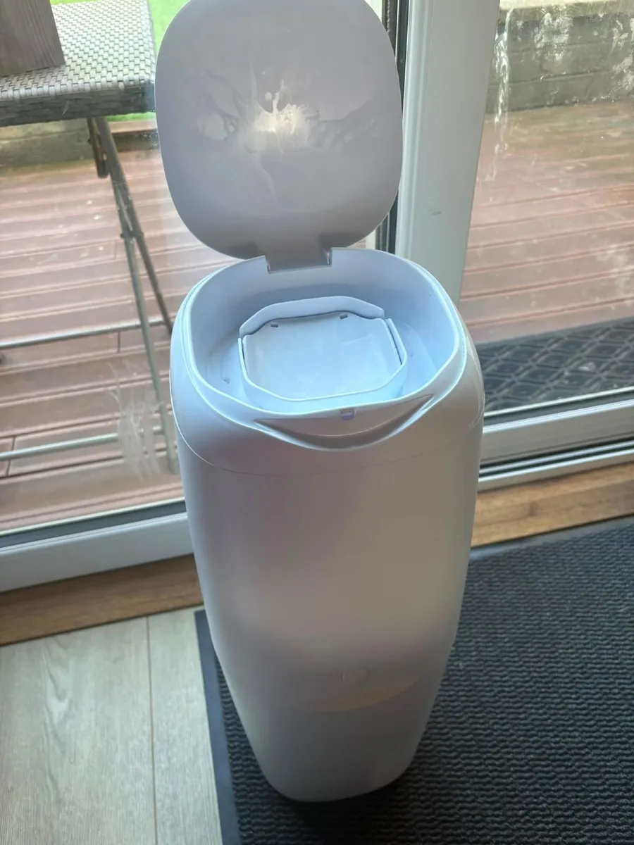 Angel care nappy bin with refils - Image 1